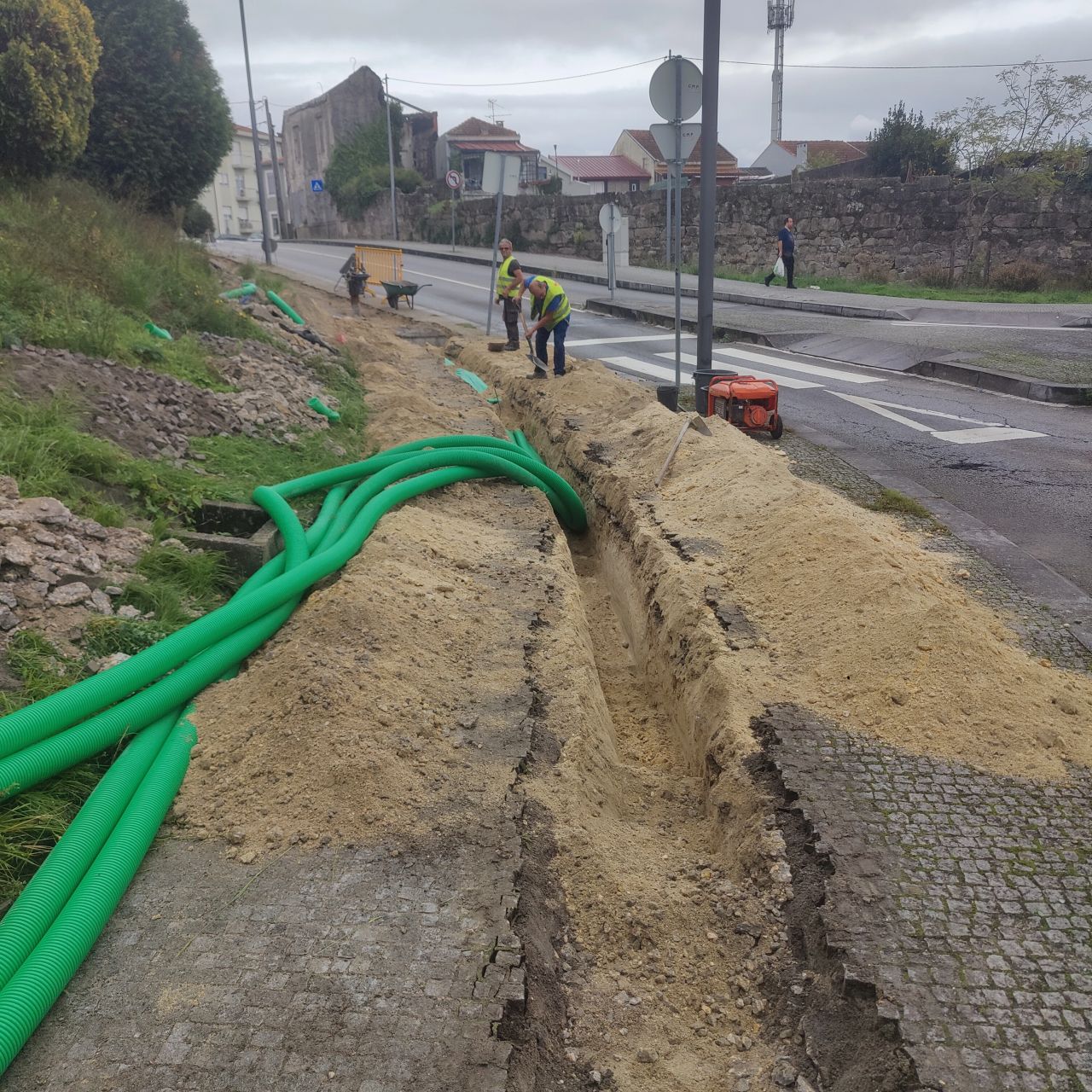 Abertura de vala e instalação de condutas, Portugal